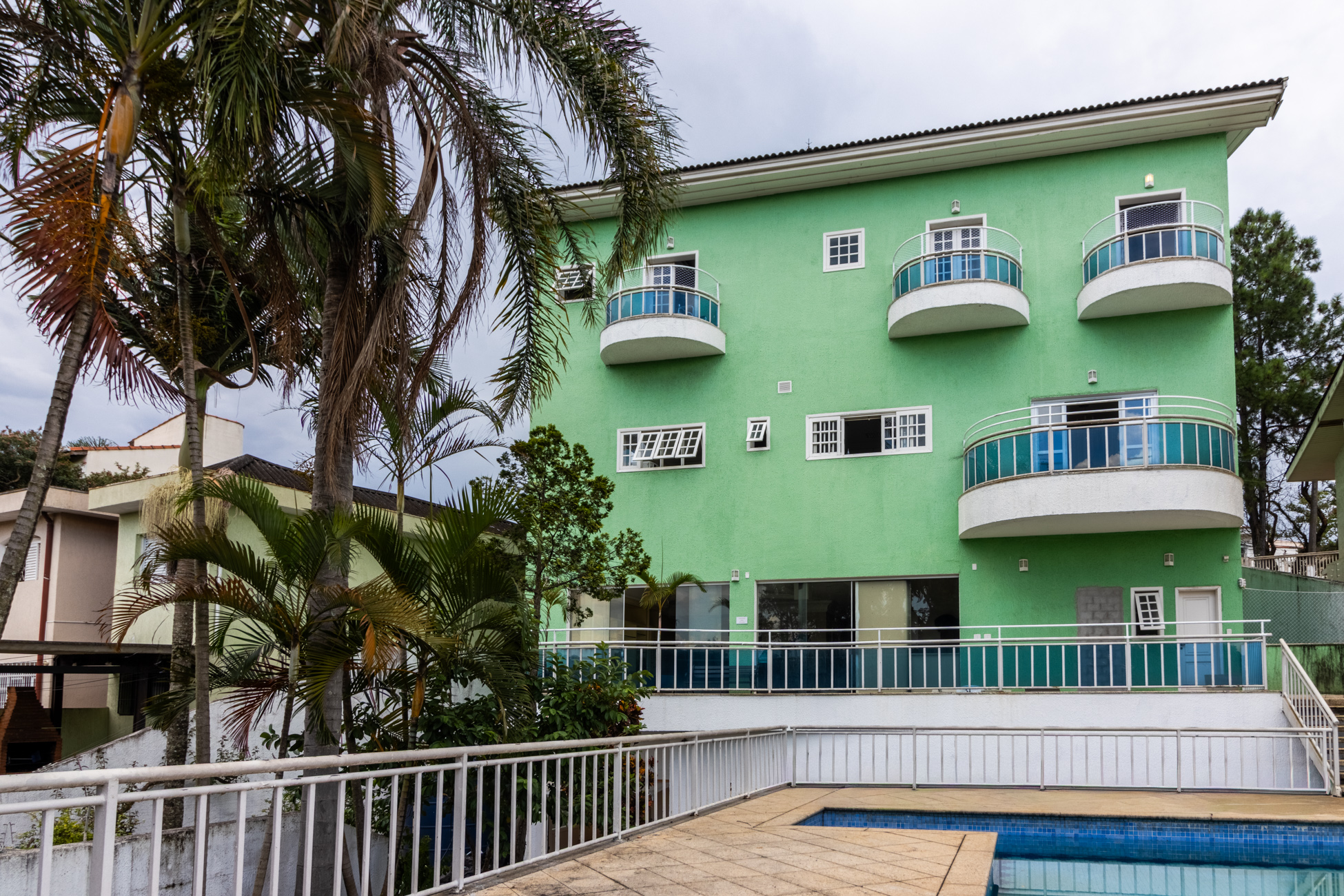 Fachada da Morada Cantareira com jardim e piscina