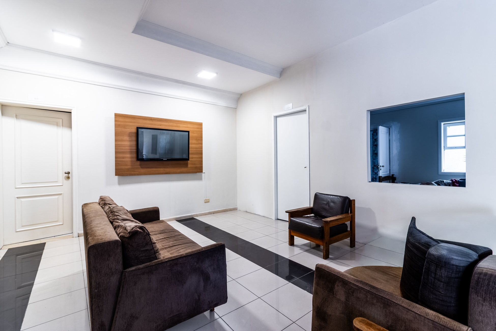 Sala de TV e estar com sofás para o descanso dos residentes