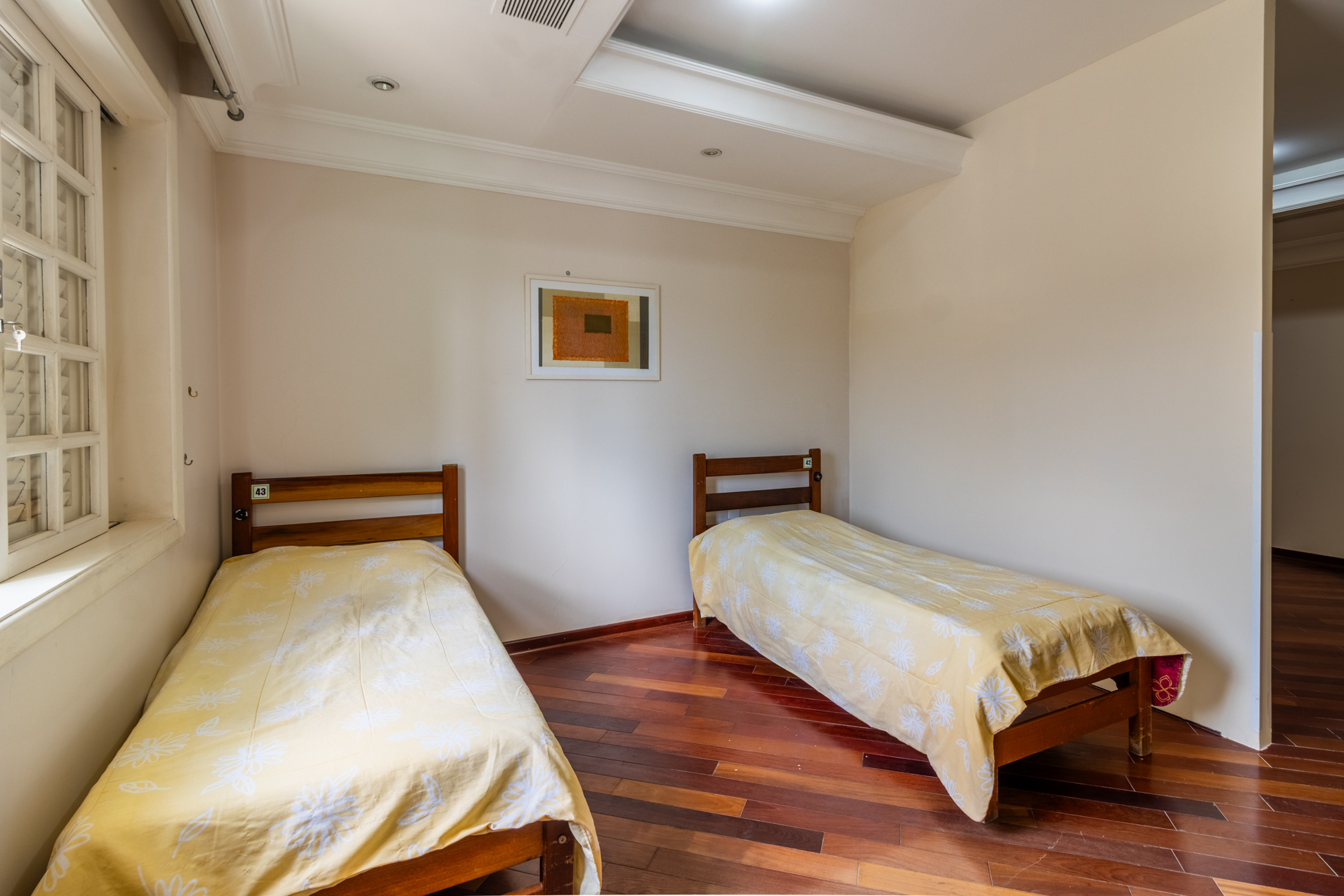 Quarto para dois residentes, claro e arejado, com piso de madeira