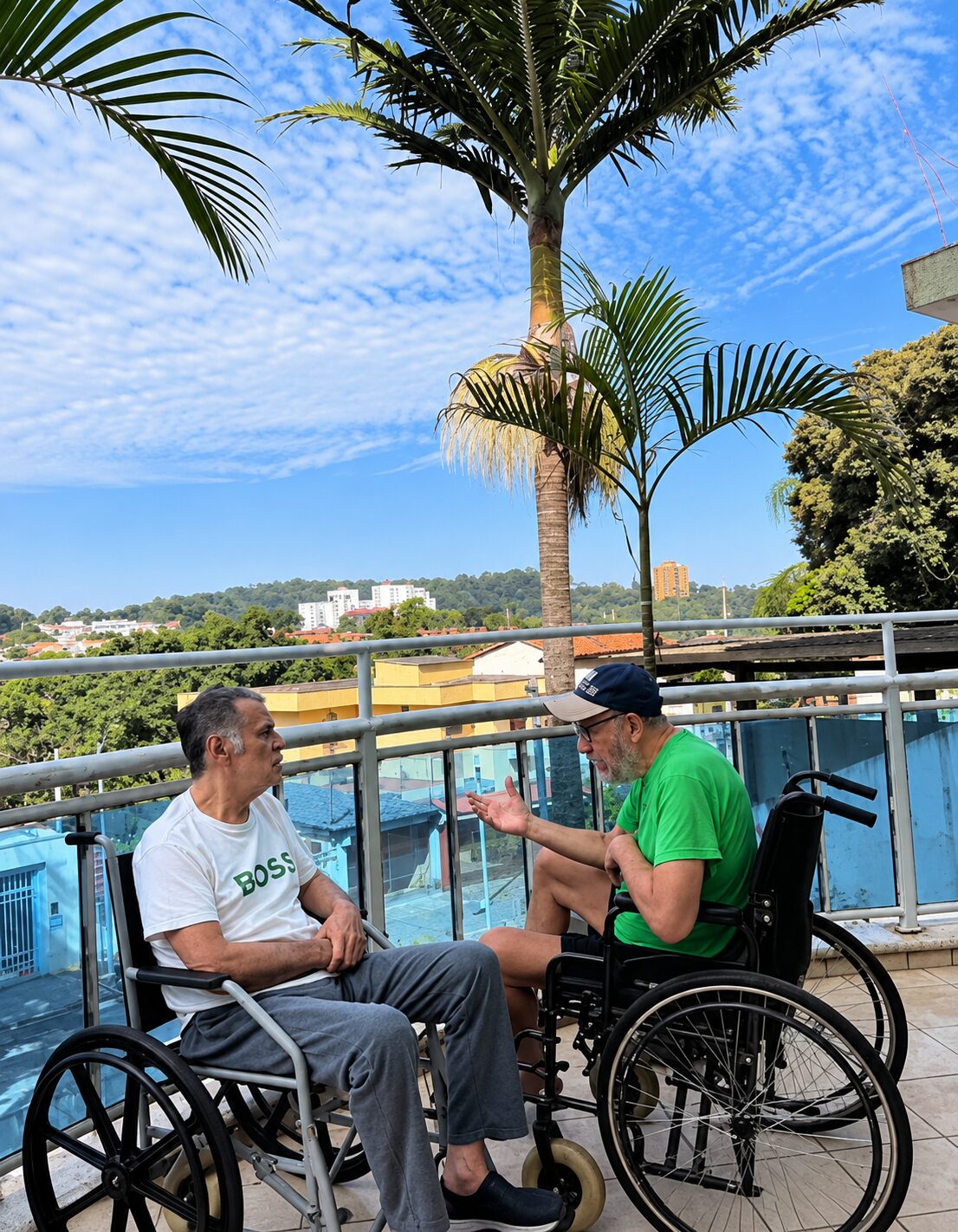 Residentes da Morada Cantareira conversando na varanda